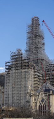 Paris, Fransa - 11: 30 2023 Notre Dame de Paris. İnşaat iskelesi ve yeni çan kulesiyle yenileme alanının panoramik görüntüsü