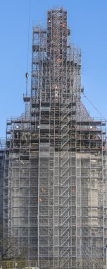 Paris, Fransa - 11: 30 2023 Notre Dame de Paris. İnşaat iskelesi ve yeni çan kulesiyle yenileme alanının panoramik görüntüsü