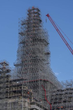 Paris, Fransa - 11: 30 2023 Notre Dame de Paris. İnşaat iskelesi ve yeni çan kulesiyle yenileme alanının panoramik görüntüsü