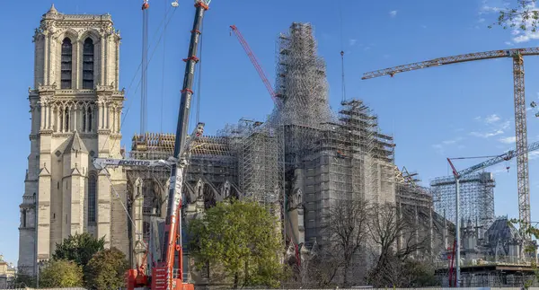 法国巴黎 2023 巴黎圣母院 带脚手架及新尖塔的翻新地盘全景 — 图库照片