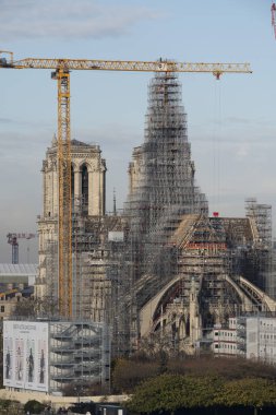 Paris, Fransa - 11: 30 2023 Notre Dame de Paris. İnşaat iskelesi ve Arap Dünyası Enstitüsü 'nün yeni çan kulesiyle yenileme alanının panoramik manzarası