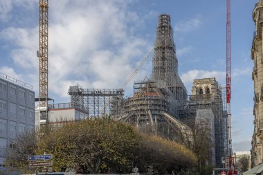 Paris, Fransa - 11: 30 2023 Notre Dame de Paris. İnşaat iskelesi ve yeni çan kulesiyle yenileme alanının panoramik görüntüsü