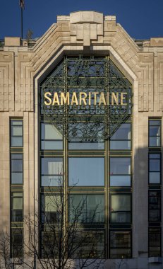 Paris, Fransa - 12 06 2023: La Samaritaine mağazası. Pont Neuf 'un dış görünüşü