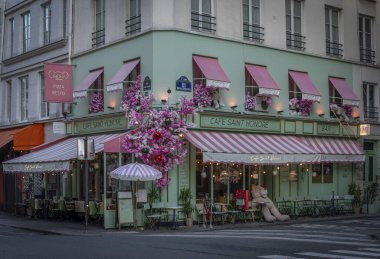 Paris, Fransa - 12 06 2023: Yılbaşı ayıları ve dekorasyonlu bir kafenin renkli bir görüntüsü