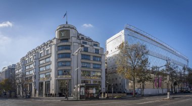 Paris, Fransa - 12 06 2023: Şanzelize Bulvarı. Louis Vuitton 'un Noel süslemeleriyle görünüşü