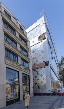 Paris, Fransa - 12 06 2023: Şanzelize Bulvarı. Louis Vuitton 'ın Noel süsü ve kocaman bavuluyla görünüşü