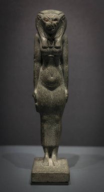 Paris, Fransa - 12: 15 2023: Paris Büyük Evrim Galerisi. Atıcılık Heykeli Yarı kadın yarı kedi hayvan