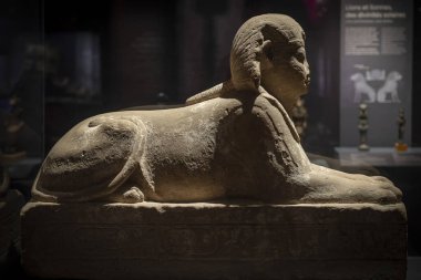 Paris, Fransa - 12: 15 2023: Paris Büyük Evrim Galerisi. Sfenks İlahı Heykeli Yarı insan, yarı kedi hayvan