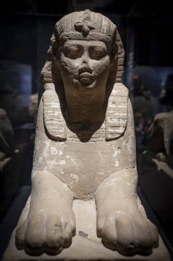 Paris, Fransa - 12: 15 2023: Paris Büyük Evrim Galerisi. Sfenks İlahı Heykeli Yarı insan, yarı kedi hayvan