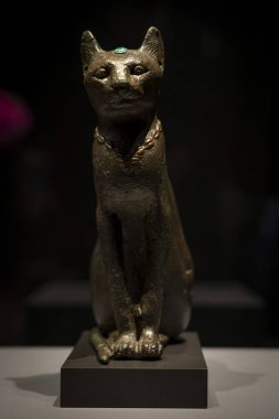 Paris, Fransa - 12: 15 2023: Paris Büyük Evrim Galerisi. Kediler sergisi. Kedi lahiti tanrıçası Bastet.