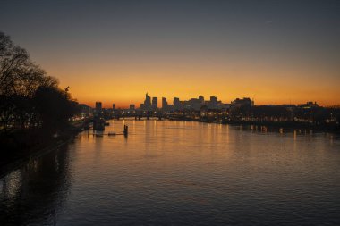 Gennevilliers, Fransa - 12 17 2023: Seine Nehri 'nin panoramik manzarası ve Clichy Köprüsü' nden gün batımına kadar La Defense kuleleri