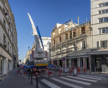 Paris, Fransa - 12 16 2023: bina yüksekliği. Mevcut bir binayı yükseltmek için çalış