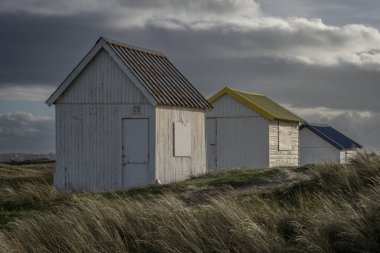 Kum tepelerindeki Gouville 'in renkli banyo yapan ahşap kulübelerinin manzarası.