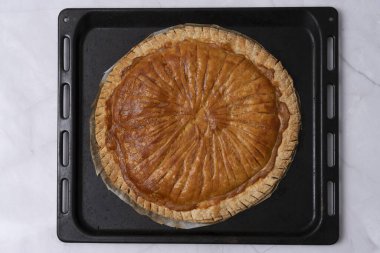 Ev yapımı Kral pastası tarifi sunumu