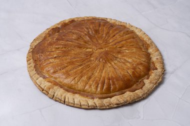 Ev yapımı Kral pastası tarifi sunumu