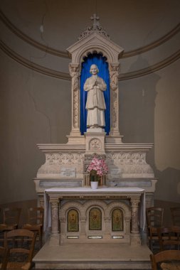 Dardilly, Fransa - 08 06 2023: Saint-Jean-Marie-Vianney Kilisesi içinde panoramik manzara
