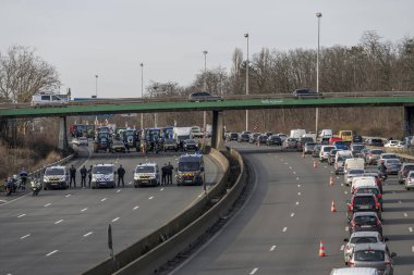 Argenteuil, Fransa - 029 2024: Paris yakınlarındaki A15 otoyolunun görüntüsü, traktörlü çiftçilerin gösterisinin polis tarafından engellendiği yer.