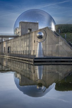 Paris, Fransa - 027 2024 Villette Kanalı. La Geode 'un panoramik görüntüsü ve Bilim ve Endüstri Müzesi su havzasını yansıtıyor