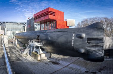 Paris, Fransa - 027 2024 Villette Kanalı. Rıhtım havzasında siyah bir denizaltının panoramik görüntüsü