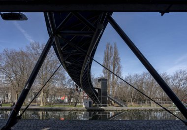 Paris, Fransa - 027 2024: La Villette Parkı. Rıhtımdan Flander Köprüsü 'nün yansımaları ve parkın görüntüsü.