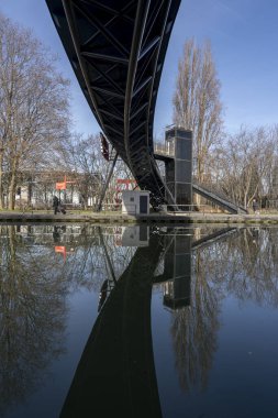 Paris, Fransa - 027 2024: La Villette Parkı. Rıhtımdan Flander Köprüsü 'nün yansımaları ve parkın görüntüsü.