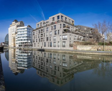 Paris, Fransa - 027 2024: Ourcq Kanalı. Les Grands Moulins of Pantin 'in Ourcq kanalı ve etrafındaki binaların yansımaları.