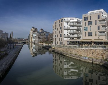 Paris, Fransa - 027 2024: Ourcq Kanalı. Les Grands Moulins of Pantin 'in Ourcq kanalı ve etrafındaki binaların yansımaları.
