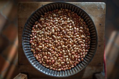 Tahta bir sandalyede turta tabağında soyulmuş fındık.