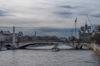 Paris, Fransa - 02: 15 2024 Notre Dame de Paris. İskeleli panoramik manzara, Notre-Dame Katedrali 'nin altın horozu ve Austerlitz Köprüsü' nden Sully Köprüsü 'nün tepesi.