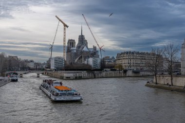 Paris, Fransa - 02: 15 2024 Notre Dame de Paris. Üzerinde Notre-Dame katedralinin altın horozu olan kule görünüyor. Metal boruların engin iskelesinden yükseliyor.