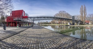 Paris, Fransa - 027 2024: La Villette Parkı. Flander Köprüsü 'nden havza kanalı manzarası yansımaları, parkı, gökyüzünü ve binaları gösteriyor.