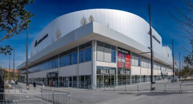 Paris, Fransa - 11 21 2023: Adidas Arena binasının ön cephesine bakın