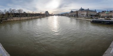 Paris, Fransa - 03 08 2024: Seine rıhtımının ve Orsay müzesinin Leopold-Sedar-Senghor yaya köprüsünden görünüşü