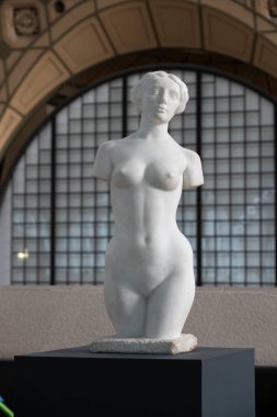 Paris, Fransa - 03 08 2024: Orsay Müzesi. Aristide Maillol tarafından oyulmuş Mermer Heykel Gençliği