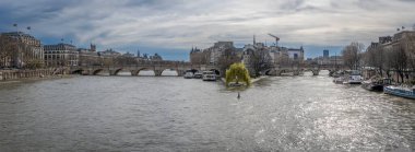 Paris, Fransa - 03 08 2024: Seine rıhtımları. Pont Neuf 'un mavnalı manzarası, Samaritaine binası, Notre Dame Katedrali ve arka planda Sainte-Chapelle çan kulesi.