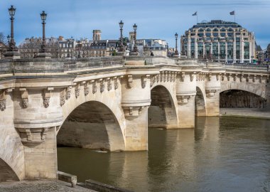 Paris, Fransa - 03 08 2024: Seine rıhtımları. Arka planda Pont Neuf, Samaritaine binası ve Saint-Jacques Kulesi görünüyor.
