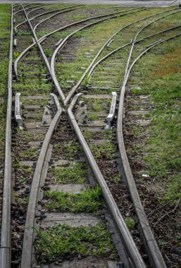 Parktaki tren istasyonuna yakın bir demiryolu hattı görüntüsü.