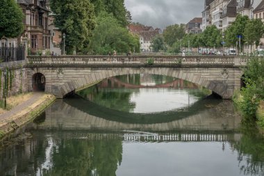 Strasbourg, Fransa - 06: 28 2023: Strasbourg şehri: Yahudi Kapısı 'ndan nehre yansıyan tipik bir postane köprüsü manzarası