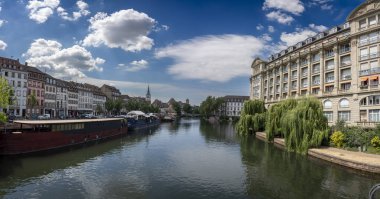 Strasbourg, Fransa - 06 28 2023: Strasbourg şehri: Kraliyet Köprüsü 'nden nehrin kıyılarının görüntüsü