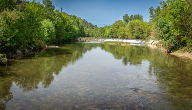 Lecques yakınlarındaki Vidourle nehri boyunca kırsal ve üzüm bağlarının manzarası