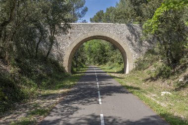 Fransa 'nın güneyinde tipik bir taş köprü manzarası