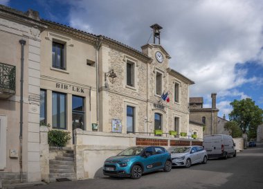 Lecques, Fransa - 04: 15 2024: Fransa 'nın güneyindeki köy belediye binasının manzarası