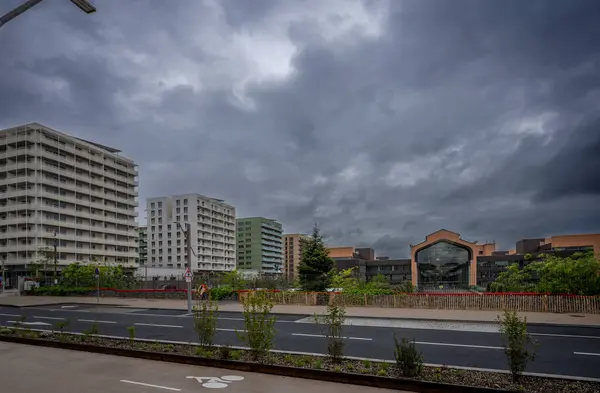 Paris, Fransa - 04: 30 2024: Paris 2024 Yeni Olimpiyat altyapısı. Saint-Denis 'teki Atletizm Köyü binalarının dış görünüşü
