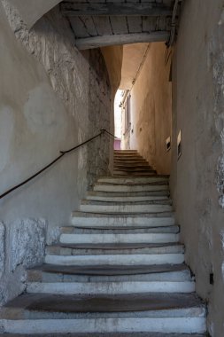 Tepedeki köyün tipik beyaz Occitan taş merdivenlerinin panoramik görüntüsü
