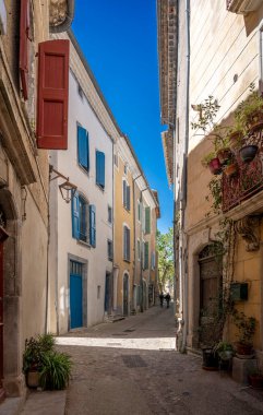 Sauve, Fransa - 04 16 2024: Tepedeki Village caddesinde tipik Coloful Occitan binasının panoramik görünümü