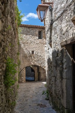 Tepedeki köyün tipik beyaz Occitan taş geçidinin panoramik görüntüsü