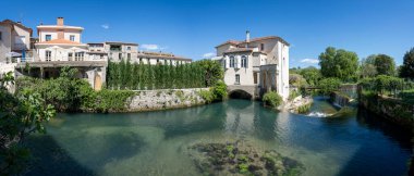 Vidourle nehrinin panoramik manzarası ve Sauve 'deki eski buğday değirmeni