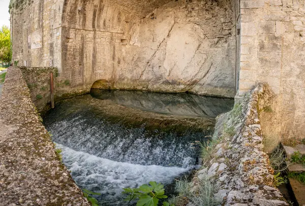 Sauve çeşmesinin panoramik görüntüsü veya Vidourle 'un dirilişi