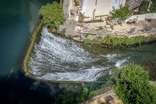 Vidourle nehrinin panoramik manzarası ve Sauve 'deki eski buğday değirmeni