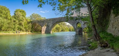 Sauve, Fransa - 04 16 2024: Eski Köprü Kapısı Panoramik Manzarası ve Vidourle Nehri kıyıdan